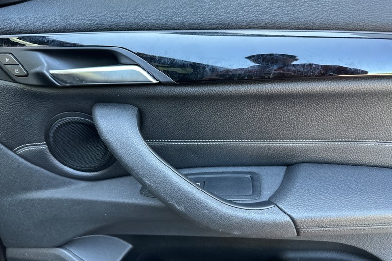 BMW X1 Vehicle Full-screen Gallery Image 21
