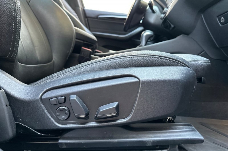 BMW X1 Vehicle Full-screen Gallery Image 23