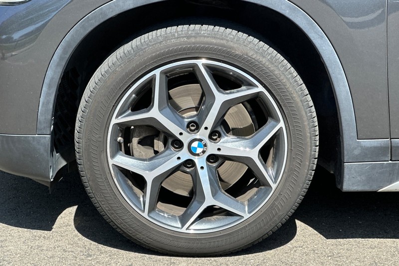 BMW X1 Vehicle Full-screen Gallery Image 43