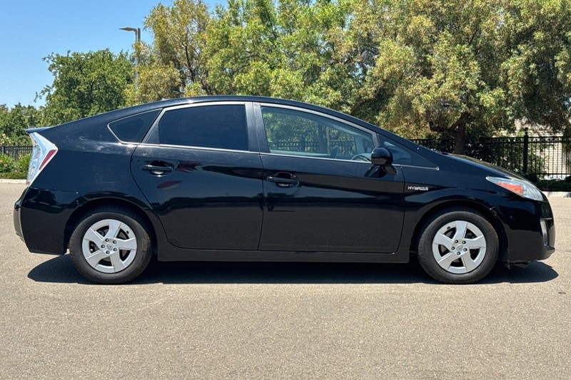 Toyota Prius Vehicle Full-screen Gallery Image 03