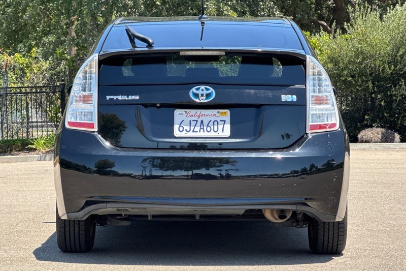 Toyota Prius Vehicle Full-screen Gallery Image 05