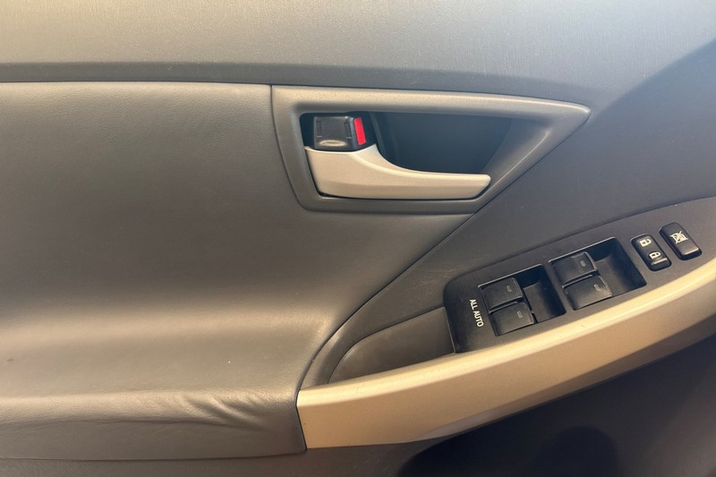 Toyota Prius Vehicle Full-screen Gallery Image 11