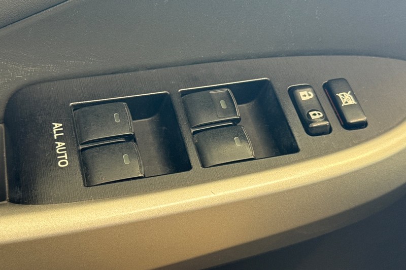 Toyota Prius Vehicle Full-screen Gallery Image 12