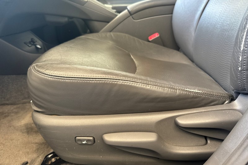 Toyota Prius Vehicle Full-screen Gallery Image 13