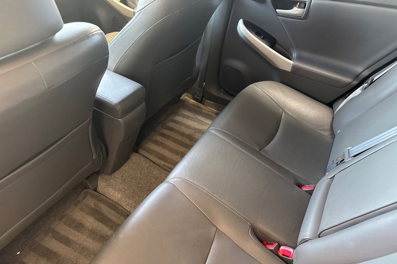 Toyota Prius Vehicle Full-screen Gallery Image 14