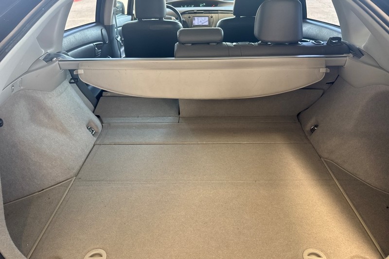 Toyota Prius Vehicle Full-screen Gallery Image 17