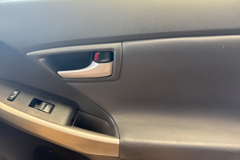 Toyota Prius Vehicle Full-screen Gallery Image 21