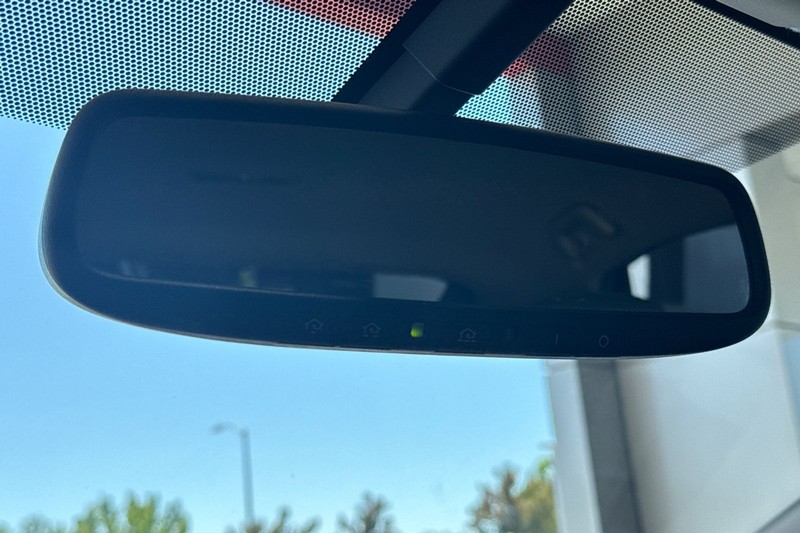 Toyota Prius Vehicle Full-screen Gallery Image 25