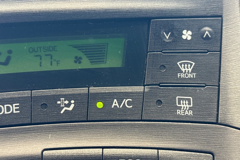 Toyota Prius Vehicle Full-screen Gallery Image 30