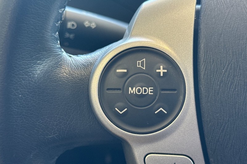 Toyota Prius Vehicle Full-screen Gallery Image 36