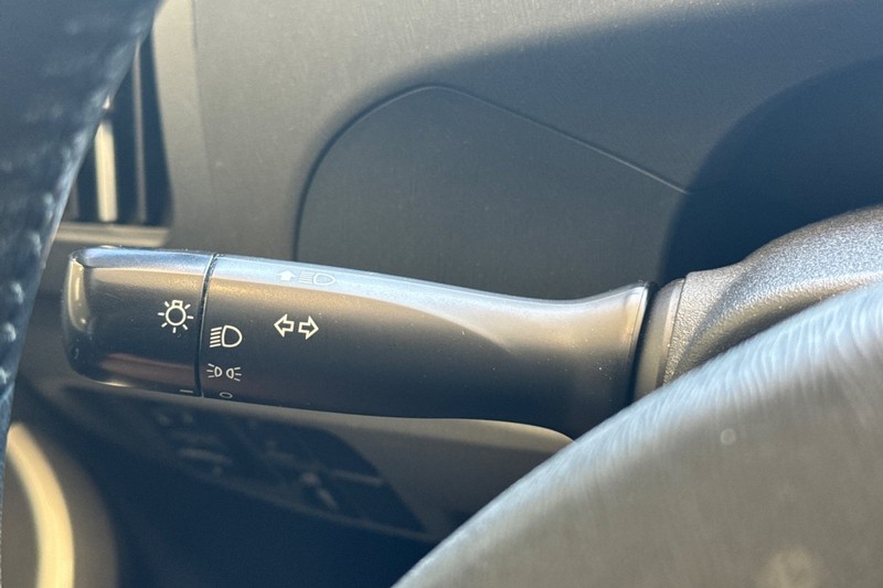 Toyota Prius Vehicle Full-screen Gallery Image 37