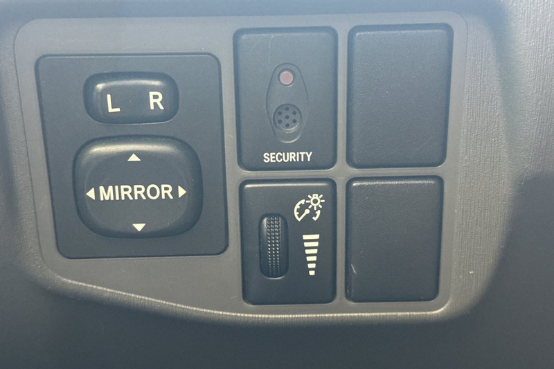 Toyota Prius Vehicle Full-screen Gallery Image 41