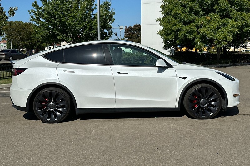 Tesla Model Y Vehicle Full-screen Gallery Image 03