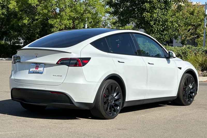 Tesla Model Y Vehicle Full-screen Gallery Image 04