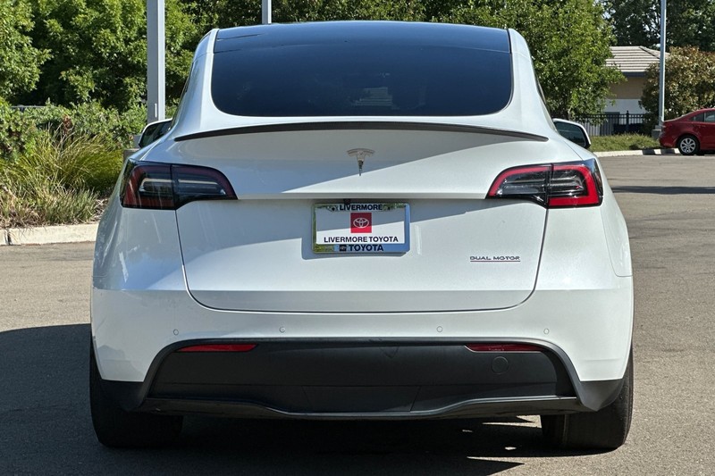 Tesla Model Y Vehicle Full-screen Gallery Image 05