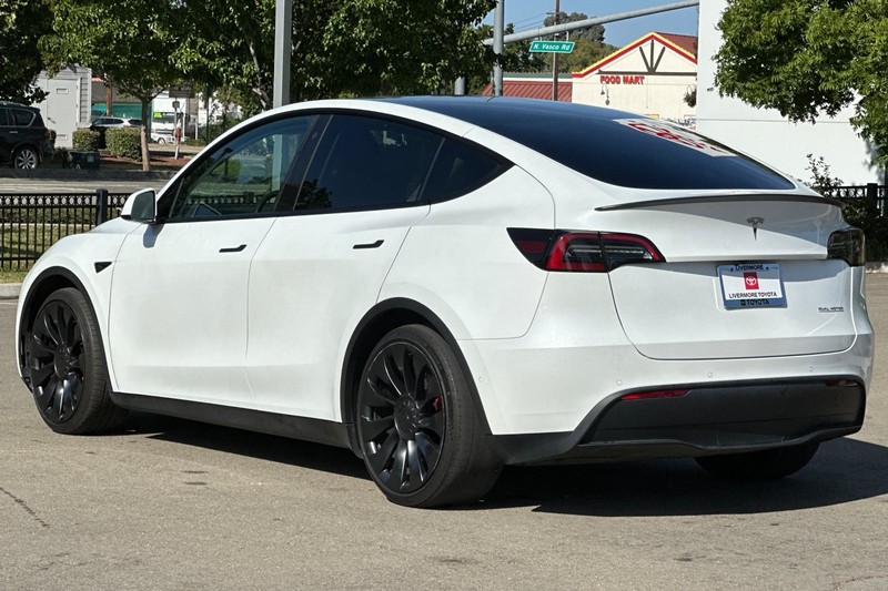 Tesla Model Y Vehicle Full-screen Gallery Image 06