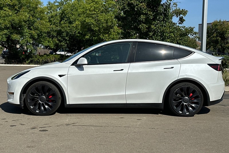 Tesla Model Y Vehicle Full-screen Gallery Image 07