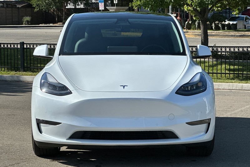 Tesla Model Y Vehicle Full-screen Gallery Image 09