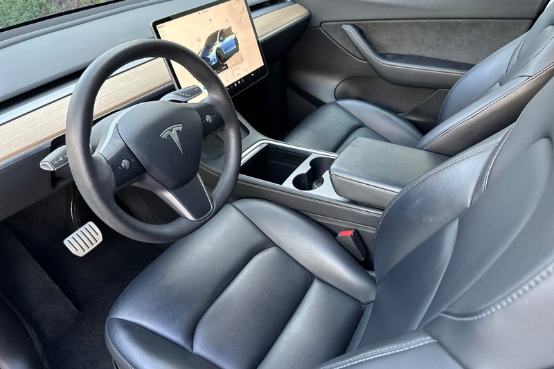 Tesla Model Y Vehicle Full-screen Gallery Image 10