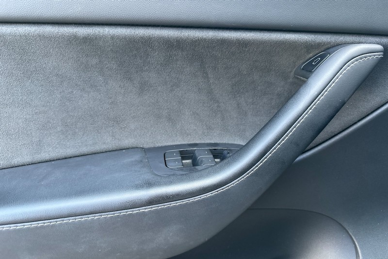 Tesla Model Y Vehicle Full-screen Gallery Image 11