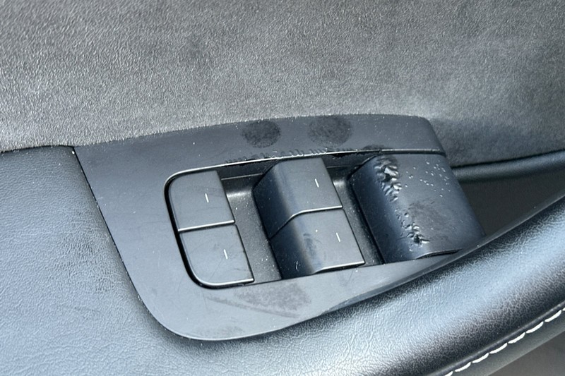 Tesla Model Y Vehicle Full-screen Gallery Image 12