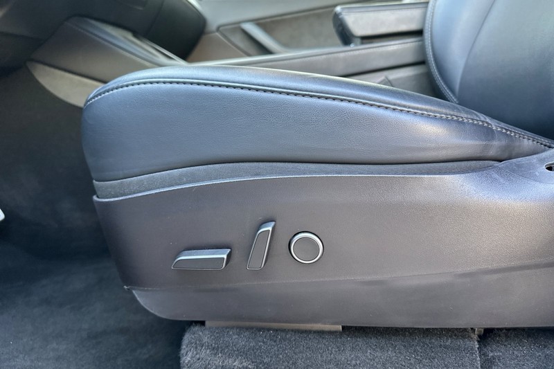 Tesla Model Y Vehicle Full-screen Gallery Image 13