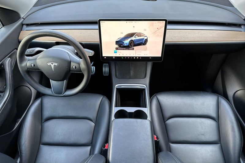 Tesla Model Y Vehicle Full-screen Gallery Image 15