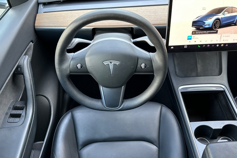 Tesla Model Y Vehicle Full-screen Gallery Image 16