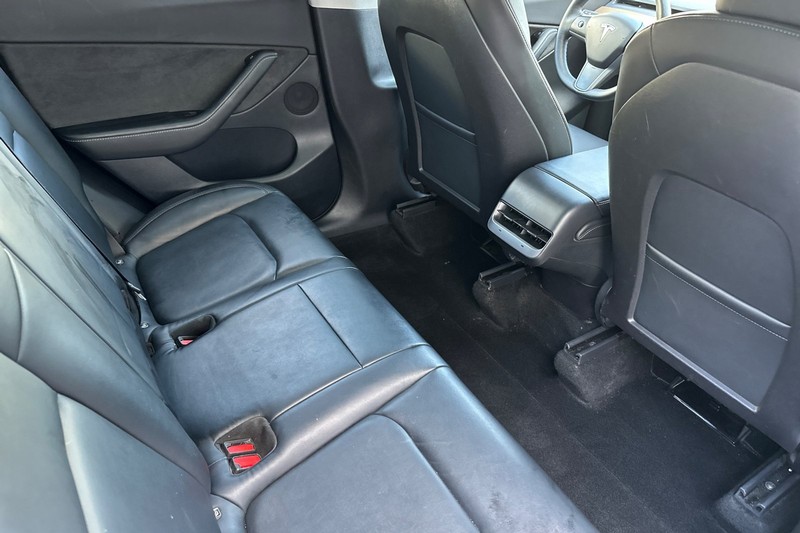 Tesla Model Y Vehicle Full-screen Gallery Image 17