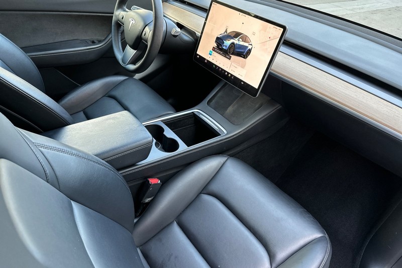 Tesla Model Y Vehicle Full-screen Gallery Image 18