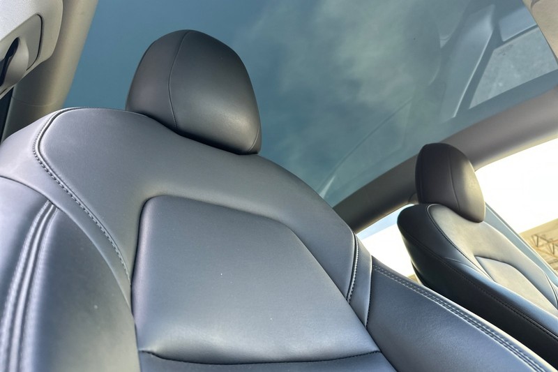 Tesla Model Y Vehicle Full-screen Gallery Image 19