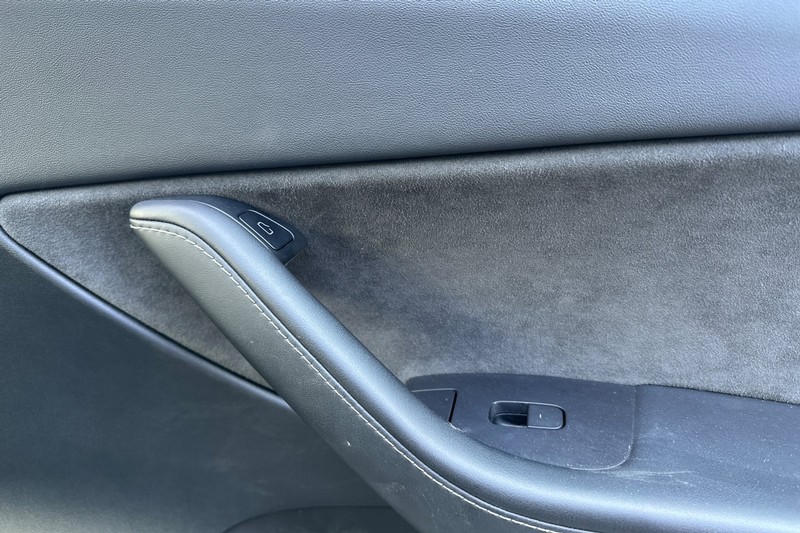 Tesla Model Y Vehicle Full-screen Gallery Image 20