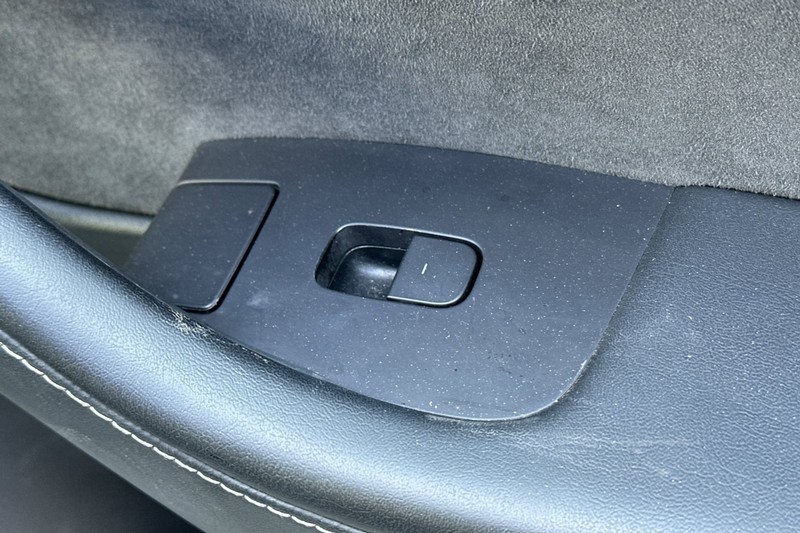 Tesla Model Y Vehicle Full-screen Gallery Image 21