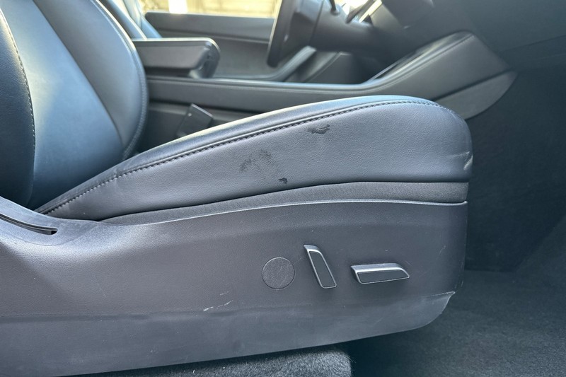 Tesla Model Y Vehicle Full-screen Gallery Image 22