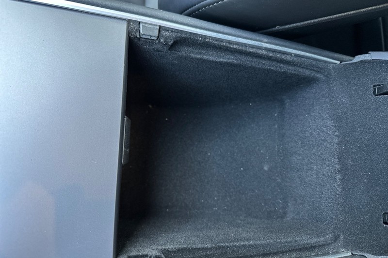 Tesla Model Y Vehicle Full-screen Gallery Image 29