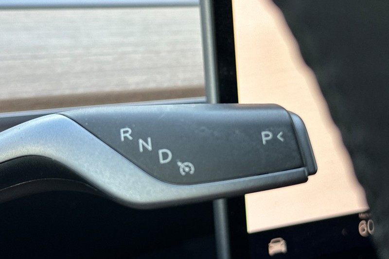 Tesla Model Y Vehicle Full-screen Gallery Image 30