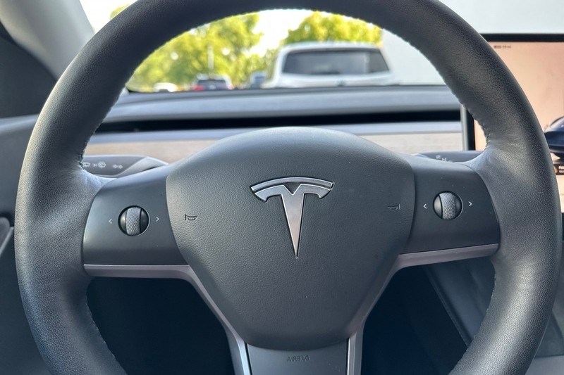 Tesla Model Y Vehicle Full-screen Gallery Image 31