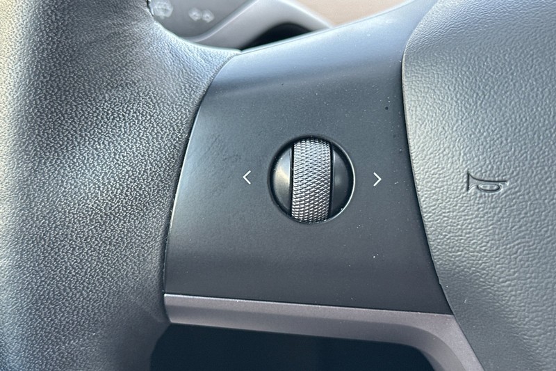 Tesla Model Y Vehicle Full-screen Gallery Image 32