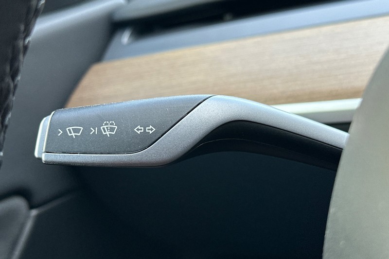 Tesla Model Y Vehicle Full-screen Gallery Image 33