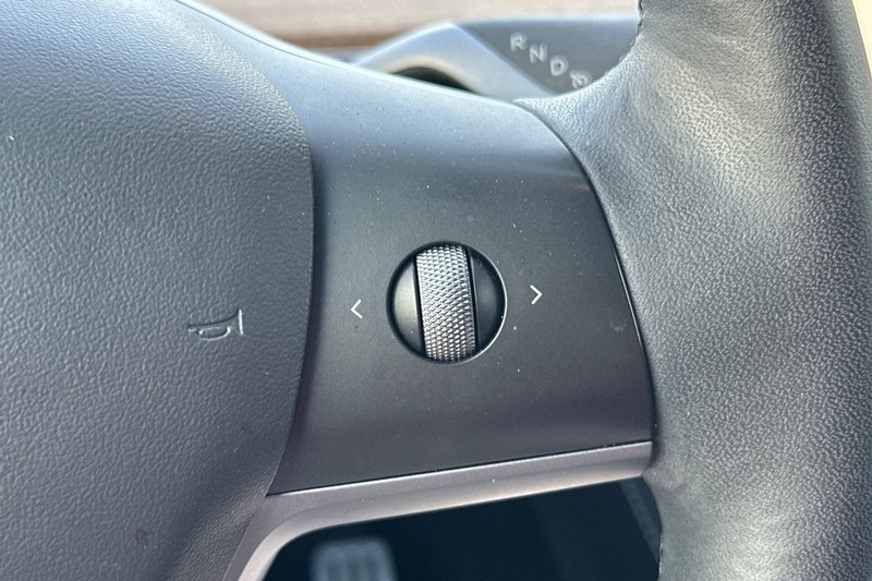 Tesla Model Y Vehicle Full-screen Gallery Image 34