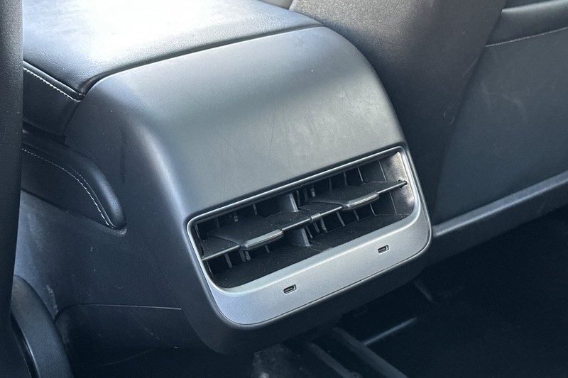 Tesla Model Y Vehicle Full-screen Gallery Image 36