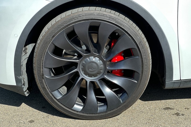 Tesla Model Y Vehicle Full-screen Gallery Image 39