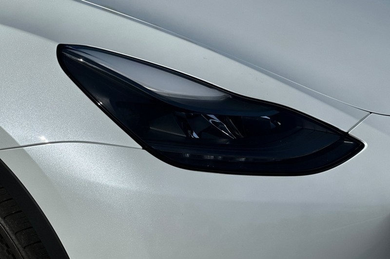 Tesla Model Y Vehicle Full-screen Gallery Image 40