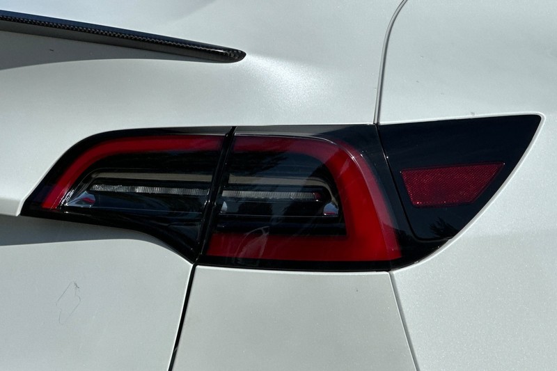 Tesla Model Y Vehicle Full-screen Gallery Image 44