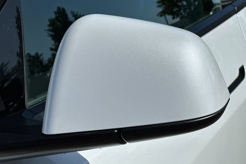 Tesla Model Y Vehicle Full-screen Gallery Image 47