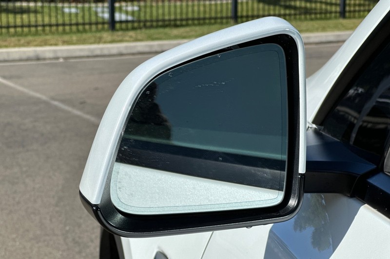 Tesla Model Y Vehicle Full-screen Gallery Image 48