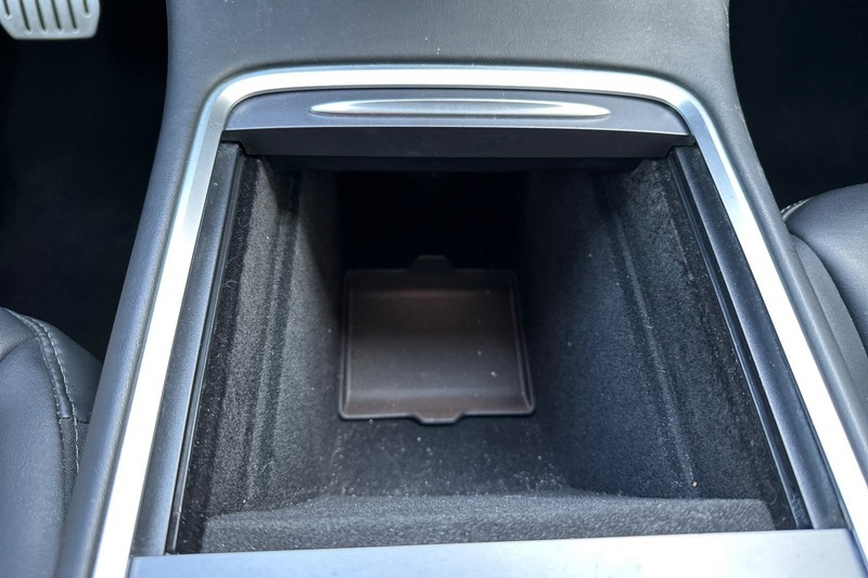Tesla Model Y Vehicle Full-screen Gallery Image 50