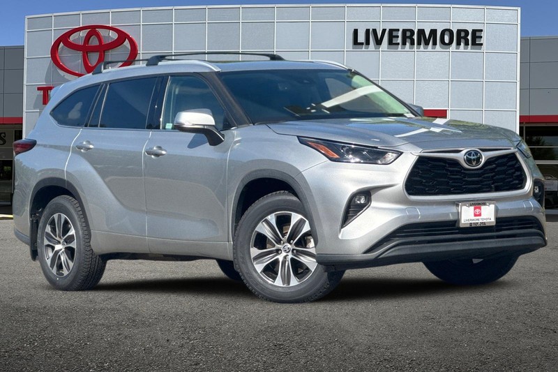 Toyota Highlander Vehicle Full-screen Gallery Image 02