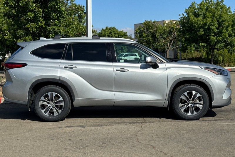 Toyota Highlander Vehicle Full-screen Gallery Image 03