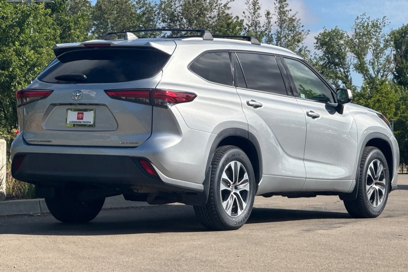 Toyota Highlander Vehicle Full-screen Gallery Image 04